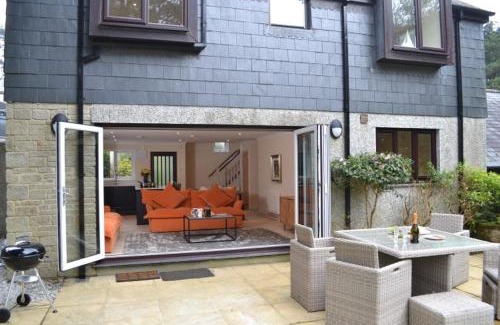 Maenporth House | Elegant Camellia: Family-Friendly Retreat with Pool & Hot Tub