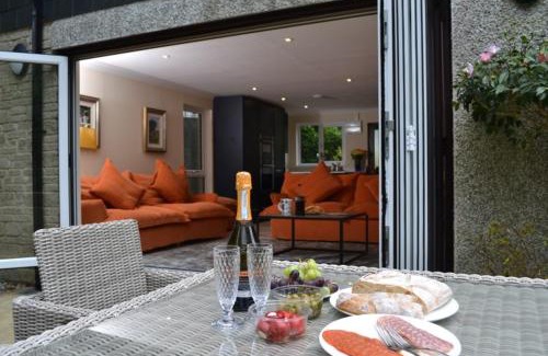 Maenporth House | Elegant Camellia: Family-Friendly Retreat with Pool & Hot Tub