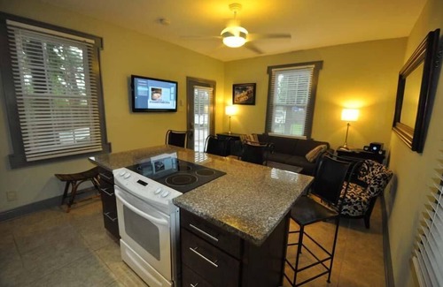 Gretna House | Explore NOLA: 2 Bedroom Retreat with Private Patio