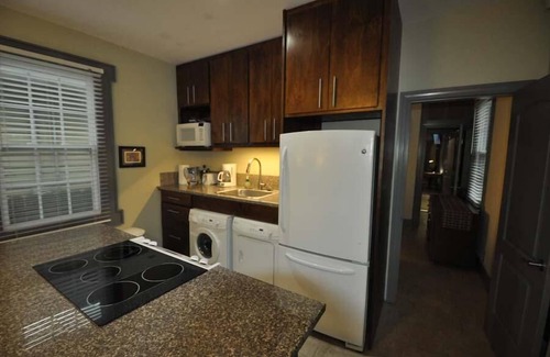 Gretna House | Explore NOLA: 2 Bedroom Retreat with Private Patio