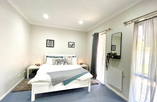 Jimboomba House | Cozy Camelot Homestay: Private Double Room & Kitchenette