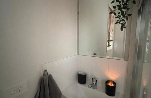 Jimboomba House | Cozy Camelot Homestay: Private Double Room & Kitchenette
