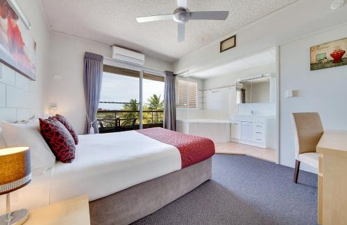 South Gladstone Hotel | Discover Camelot Motel: Oceanfront Retreat with Pool Access