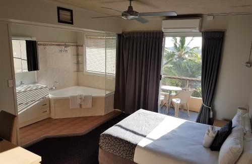 South Gladstone Hotel | Discover Camelot Motel: Oceanfront Retreat with Pool Access