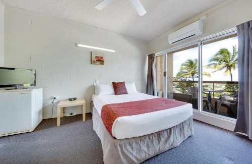 South Gladstone Hotel | Discover Camelot Motel: Oceanfront Retreat with Pool Access