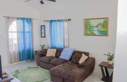 Discovery Bay House | Discover Little Paradise: Family-Friendly Getaway Awaits