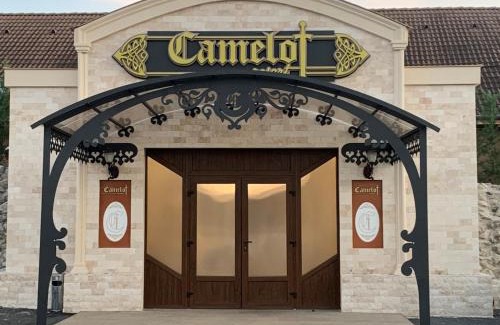 Ineu Hotel | Relax at Camelot Resort: Oceanfront Pool & Hot Tub Haven