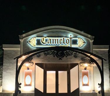 Ineu Hotel | Relax at Camelot Resort: Oceanfront Pool & Hot Tub Haven