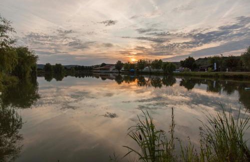 Ineu Hotel | Relax at Camelot Resort: Oceanfront Pool & Hot Tub Haven