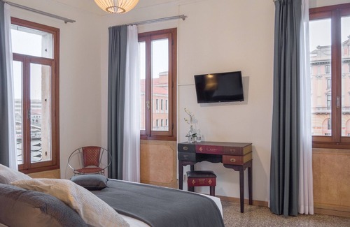 Santa Croce Bed & Breakfast | Inviting Grand Canal Suites: Family-Friendly with Breakfast