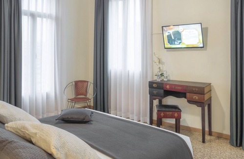Santa Croce Bed & Breakfast | Inviting Grand Canal Suites: Family-Friendly with Breakfast
