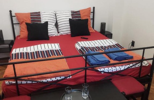 Old City Apartment | Budget-Friendly Stay at Camera in Piata Unirii