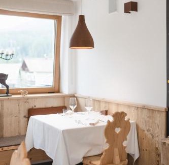 Cortina d'Ampezzo Hotel | Relaxing Retreat at Camina Suite and Spa - 4 Star Haven