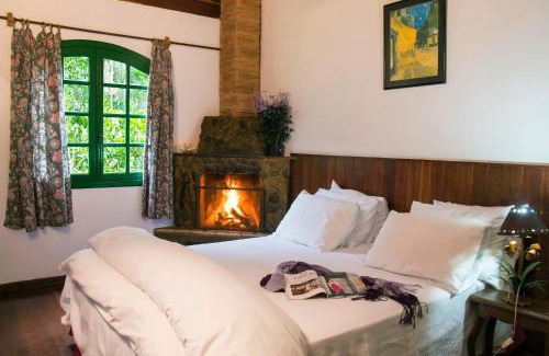 Nucleo Maua Hotel | Discover Pousada no Caminho do Marimbondo: Poolside Retreat