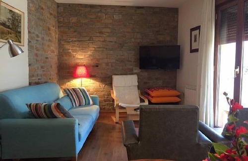 Molinaseca House | Discover Las Médulas: Guest Rated 9.8, Pet Friendly Rooms