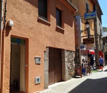 Molinaseca Apartment | Family-Friendly Retreat at Camino Real - Rated 8.8 by Guests