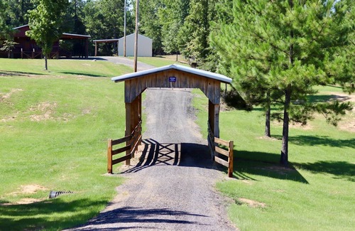 Beatrice Cabin | CAMP 98 - Charming 2-bedroom cabin with AC, WiFi in lovely Beatrice