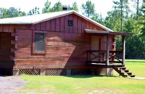 Beatrice Cabin | CAMP 98 - Charming 2-bedroom cabin with AC, WiFi in lovely Beatrice