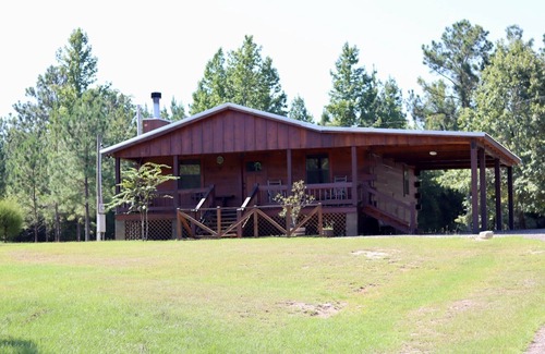 Beatrice Cabin | CAMP 98 - Charming 2-bedroom cabin with AC, WiFi in lovely Beatrice