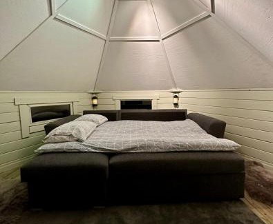 Jukkasjarvi Ski Chalet | Unique Camp Caroli Hobbit Hut with Great Guest Ratings