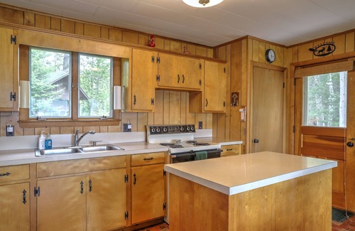 Rangeley Plantation House | Cozy Camp Chuck-a-luck: Log Cabin with Lakefront Access