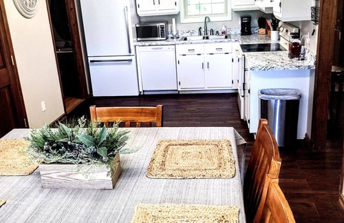 Killen House | Camp Creek Cottage 3br, 2ba w Outdoor Tent & Grill