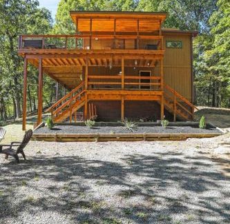 Great Cacapon House | Pet-Friendly Camp Dancing Bears - A Classic Family Retreat