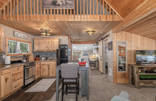 Ardenvoir Cabin | Pet-Friendly Camp David with Hot Tub, Yard & High Ratings
