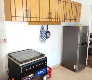 Uasin Gishu House | Pet-Friendly Camp-Flo Guest House with Cozy Fireplace