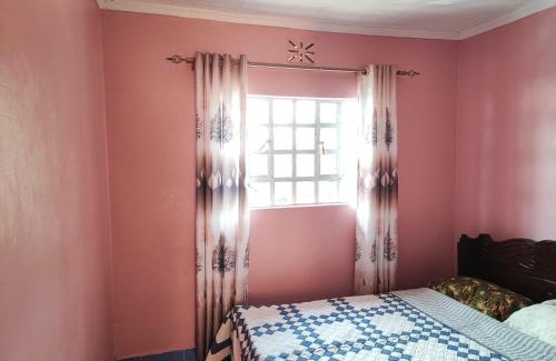 Uasin Gishu House | Pet-Friendly Camp-Flo Guest House with Cozy Fireplace