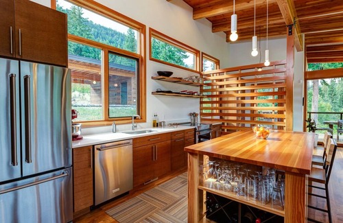 Leavenworth House | Discover Camp Howard: Modern Getaway Near Steven's Pass