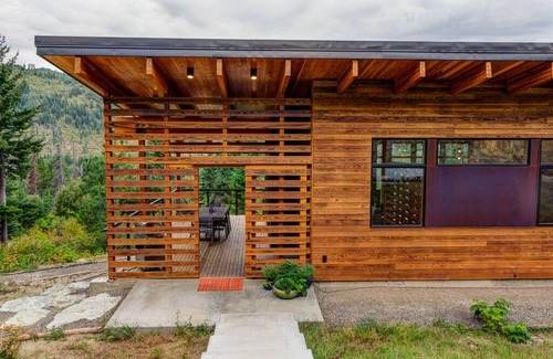 Leavenworth House | Discover Camp Howard: Modern Getaway Near Steven's Pass