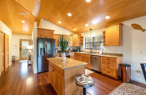 Branford Cabin | Experience Camp Manatee: Pet-Friendly Cabin with Hot Tub
