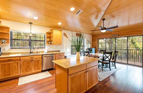 Branford Cabin | Experience Camp Manatee: Pet-Friendly Cabin with Hot Tub