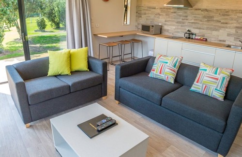 Waipu Cove Hotel | Discover Camp Waipu Cove: Family-Friendly Retreat with Breakfast