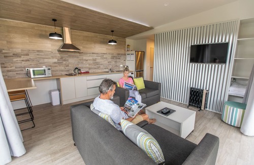 Waipu Cove Hotel | Discover Camp Waipu Cove: Family-Friendly Retreat with Breakfast
