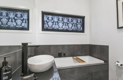Meeniyan Apartment | Campania Spa Suite 1