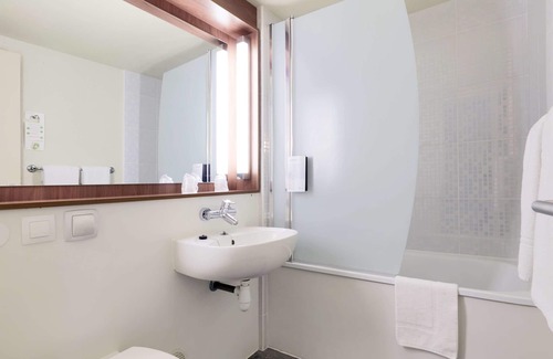 Fouquieres-les-Bethune Hotel | Budget-Friendly Campanile Bethune Fouquieres with Dining