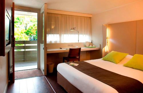 Chartres Hotel | Pet-Friendly Campanile Chartres with Ocean View Amenities