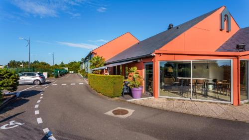 Saint-Apollinaire Hotel | Pet-Friendly Stay at Campanile Dijon Est - Saint Apollinaire