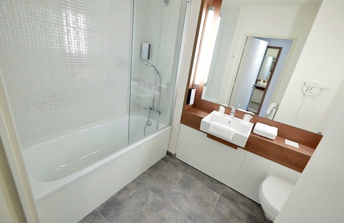 Gueret Hotel | Comfortable Campanile Gueret: Family-Friendly Amenities Await