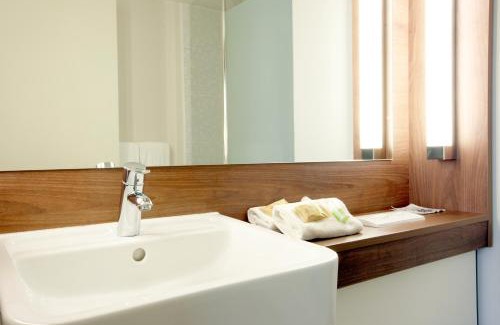 Saint-Laurent-de-Mure Hotel | Discover Campanile Lyon Est Aéroport with Ocean Views