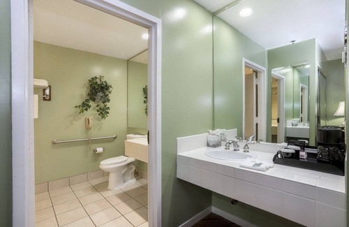 Campbell Hotel | Comfort and Convenience at Campbell Inn with Spa Access