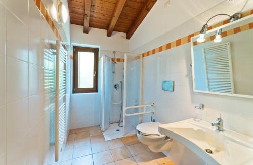 Peschiera del Garda Resort | Discover Comfort at Campeggio del Garda with Ocean Views