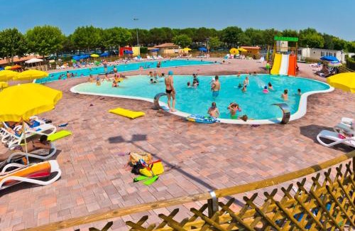 Peschiera del Garda Resort | Discover Comfort at Campeggio del Garda with Ocean Views