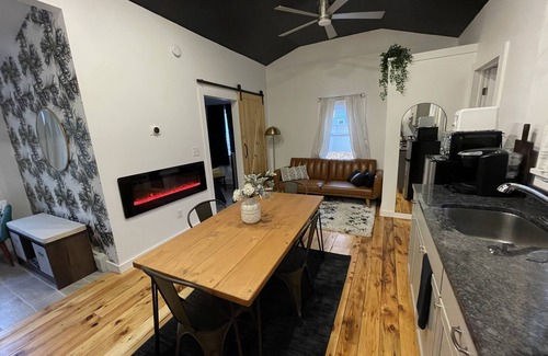 Lincoln Park House | Cozy Campfire Cottage: Pet-Friendly & Family Fun Awaits!
