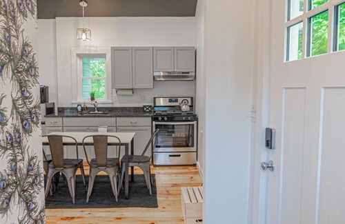 Lincoln Park House | Cozy Campfire Cottage: Pet-Friendly & Family Fun Awaits!