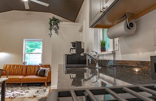 Lincoln Park House | Cozy Campfire Cottage: Pet-Friendly & Family Fun Awaits!
