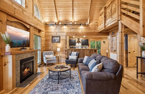 Gatlinburg - Pigeon Forge Cabin | Unforgettable Campfires and Cornbread Cabin with Hot Tub