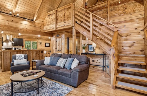 Gatlinburg - Pigeon Forge Cabin | Unforgettable Campfires and Cornbread Cabin with Hot Tub